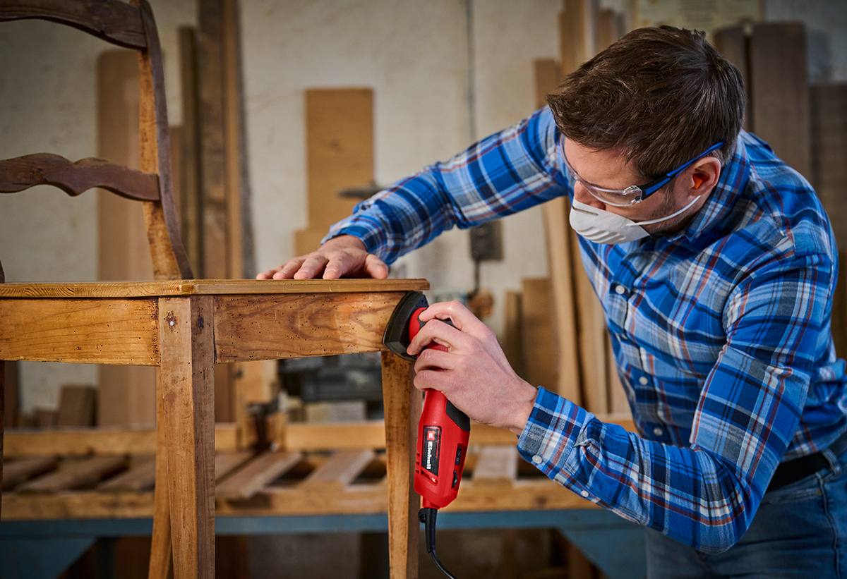 Απεικονίζεται άνδρας να χρησιμοποιεί το τριβείο σε ξύλινη επιφάνεια.